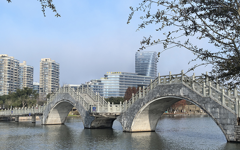 金海湖畔觅春踪(春游温州滨海金海湖,2025年2月28日)